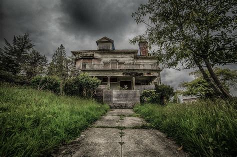 The Mysterious Stare and Abandoned House in the Dream